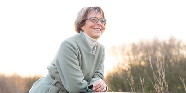 Glückliche Seniorin In Der Natur